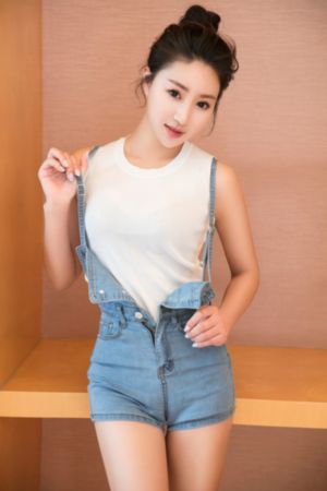 性开放的裸体瑜伽
